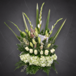 Arreglo floral vertical con flores blancas y verdes sobre fondo gris oscuro