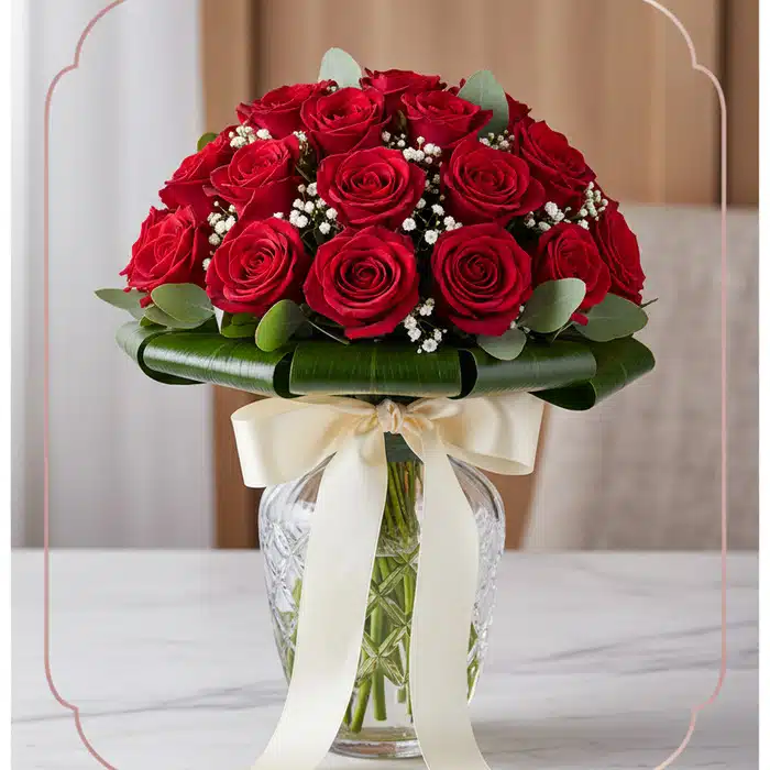 Arreglo floral DOMENICA con 30 rosas rojas frescas en un jarrón de cristal elegante, ideal para expresar amor y pasión.