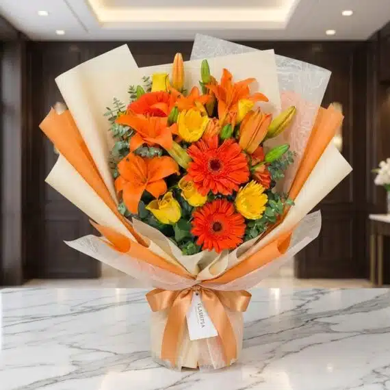 Bouquet LIRICA: Lirios Naranja y Rosas Amarillas, Elegancia Floral Bouquet LIRICA con lirios naranjas vibrantes, rosas amarillas abiertas y gerberas rojas, envuelto en papel coreano elegante s