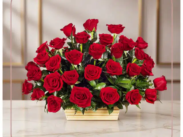 Cesta de Rosas GIOIA con 40 flores rosadas, arreglo floral elegante sobre mesa de mármol con fondo sofisticado y luz cálida.