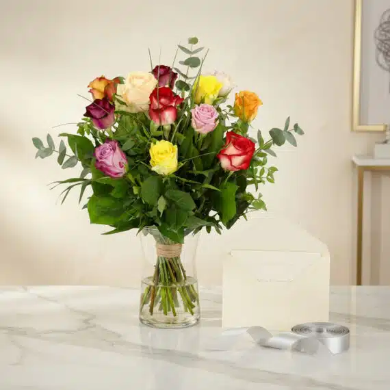 Jarron de Rosas CRISTINA con 12 rosas de colores surtidos, tarjeta de regalo y cinta de saten sobre marmol. Ideal para regala